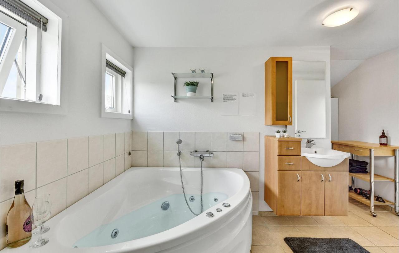 Cozy Home In Tarm With Kitchen Eksteriør billede