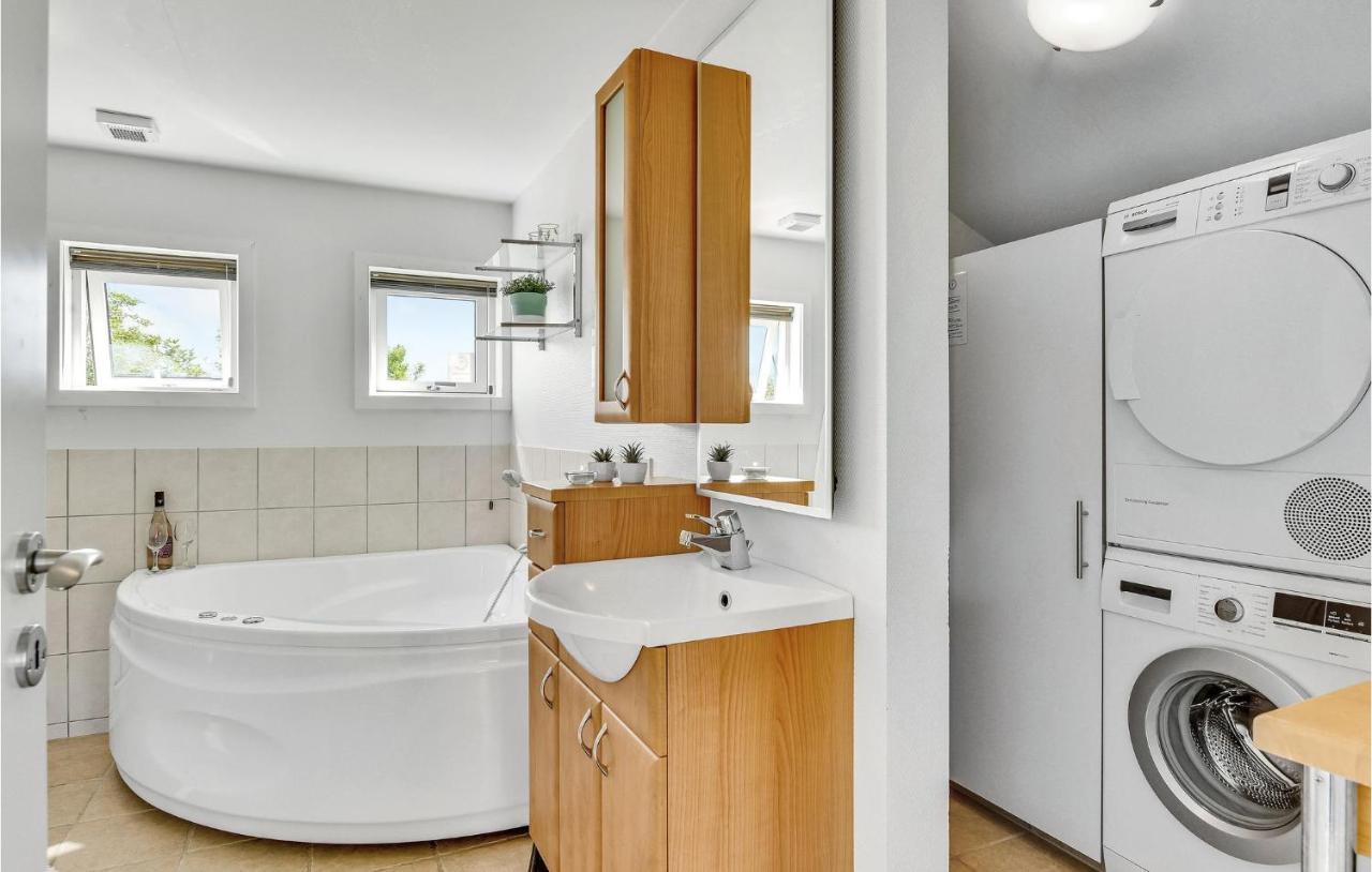Cozy Home In Tarm With Kitchen Eksteriør billede