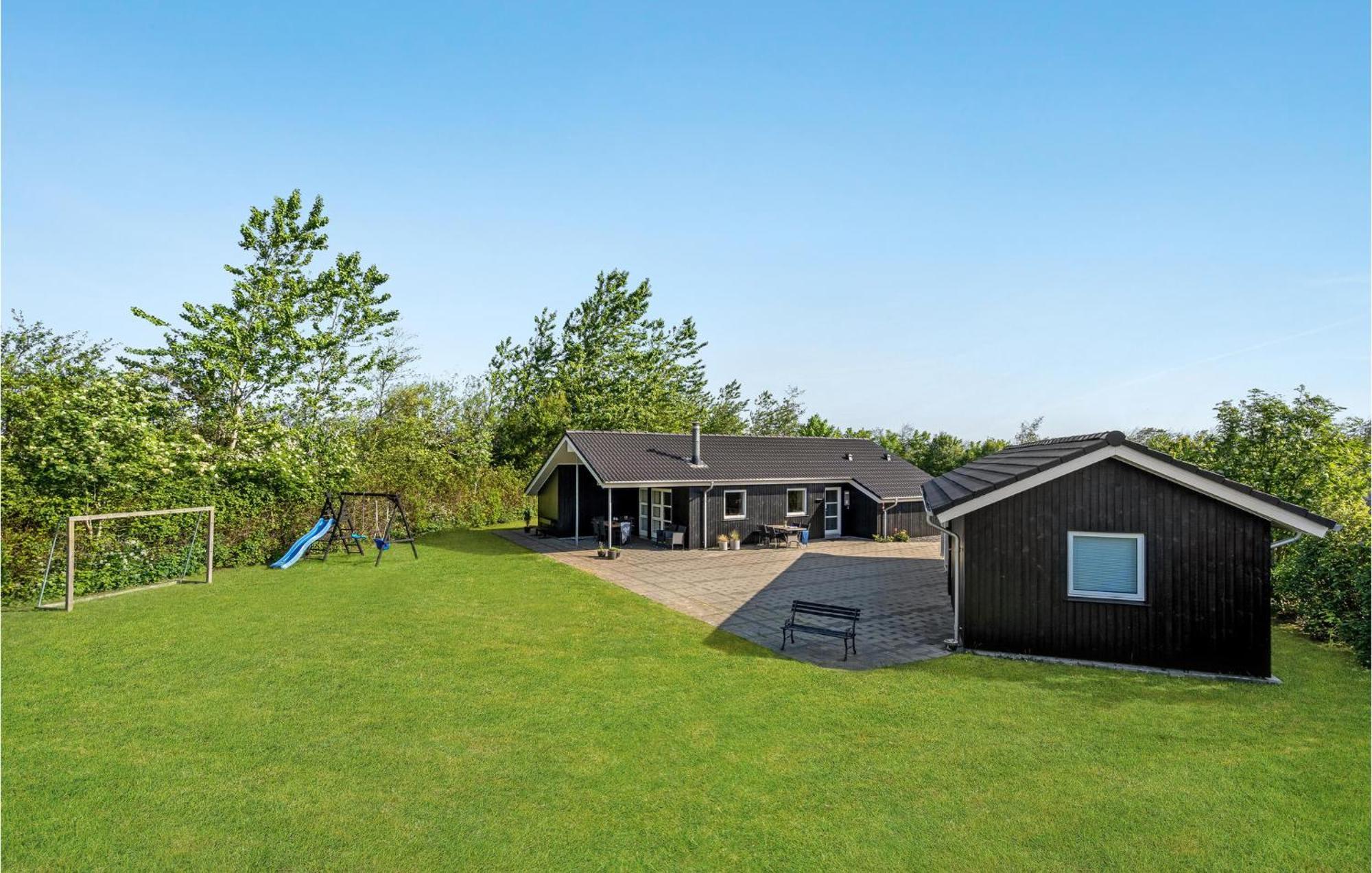 Cozy Home In Tarm With Kitchen Eksteriør billede